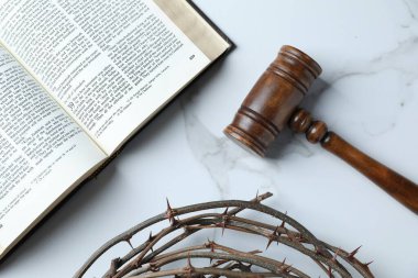 Yargıç tokmağı, İncil ve dikenli taç beyaz mermer masa, düz yatıyordu
