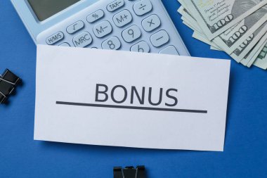 Kelime bonusu, para, hesap makinesi ve mavi arkaplan klipleri içeren kart, düz uzanma