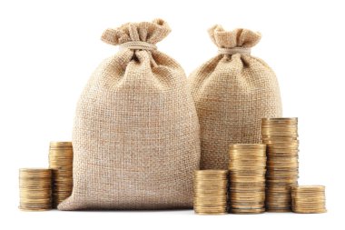 Çuvallar ve istiflenmiş paralar beyaz üzerine izole edilmiş