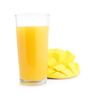 Bardakta lezzetli mango suyu ve beyaz üzerine izole edilmiş taze meyve.