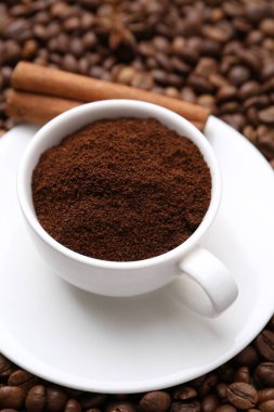 Kahve tozu ve tarçınlı kahve fincanı, yakın plan.