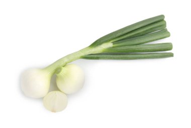 Tam ve kesilmiş soğanlar beyaz, üst görünümde izole edilmiş.