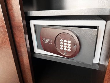 İçeride elektronik kilit olan çelik kasa, yakın plan.