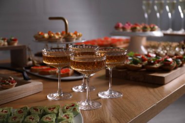 Açık büfe menüsü. Bir bardak köpüklü şarap ve lezzetli aperatifler masada, yakın plan.