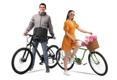 Beyaz arka planda bisikletleri olan yakışıklı bir adam ve güzel bir kadın.