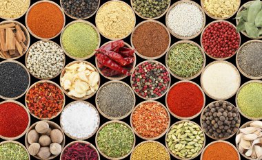 Siyah arka plandaki kaselerde farklı aromatik baharatlar seti. Pankart tasarımı