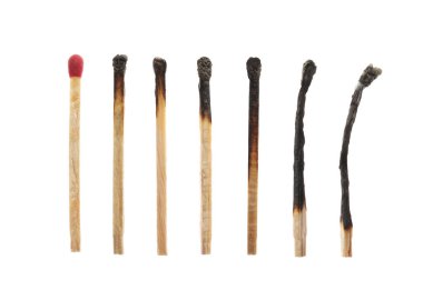 Yanmış kibritler ve beyaz arkaplanda hepsi.