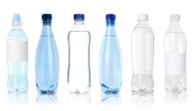 Beyaz arka planda su bulunan plastik şişeler, hazır.