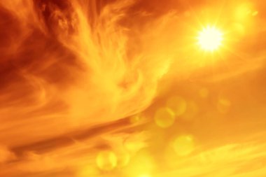 Sıcak yaz havasında güneşli ve bulutlu turuncu gökyüzü. Son derece yüksek sıcaklık