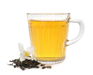 Aromatik yasemin çayı cam bardakta, çiçek ve kuru yapraklar beyazda izole edilmiş.