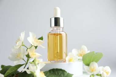 Hafif arka planda kozmetik ürünleri ve yasemin çiçekleri, yakın plan