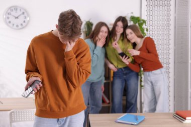 Akıllı telefonlu ergen çocuk okulda zorbalıktan muzdarip, seçici odaklı.