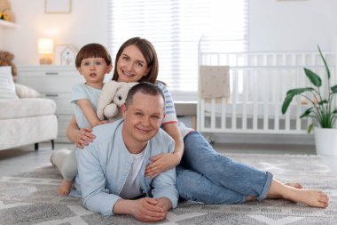 Sevimli küçük çocuk ve ailesi evde. Güzel aile.