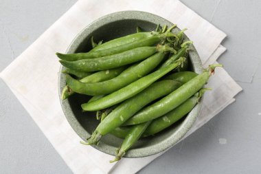 Taze taze bezelyeler Gri masada, üst manzara