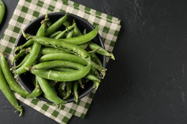 Siyah masada taze taze taze bezelyeler, üst manzara. Metin için boşluk