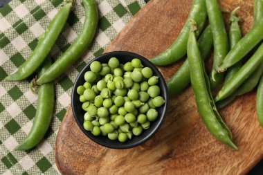 Taze taze bezelyeler masada, düz yatıyordu.