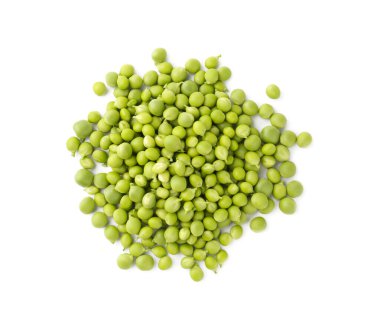 Beyazlar üzerinde izole taze bezelye yığını.