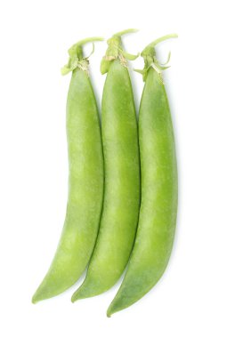 Taze yeşil bezelye kabukları beyaz, üst görünümde izole