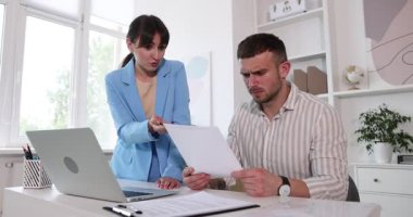 Ofiste müşteriyle çalışan bir danışman, içeri ve dışarı hareket eden bir kamera. İş toplantısı