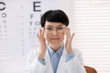 Klinikte üniforma giyen profesyonel göz doktorunun portresi