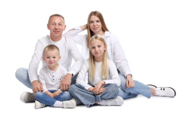 Beyaz arka planda mutlu ailenin tam boy portresi