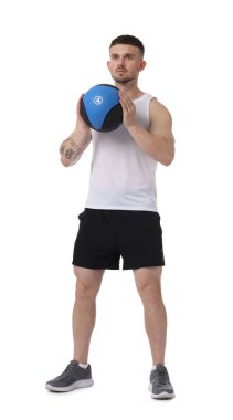 Beyaz arka planda ilaç topuyla egzersiz yapan adam.