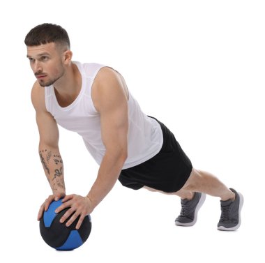 Beyaz arka planda ilaç topuyla egzersiz yapan adam.