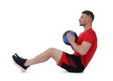 Beyaz arka planda ilaç topuyla egzersiz yapan adam.