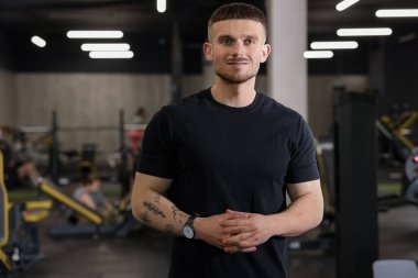 Spor merkezinde profesyonel kişisel antrenör portresi