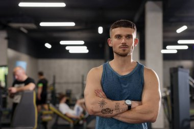 Spor salonundaki profesyonel kişisel antrenör portresi. Metin için boşluk