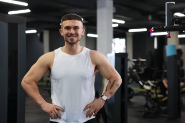 Spor salonundaki profesyonel kişisel antrenör portresi