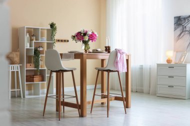 Yemek odasında şakayık demeti olan güzel bir masa. İç tasarım