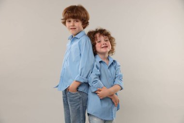 Küçük şirin kardeşler arka planda birlikte.