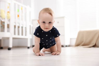 Evde yerde sürünerek şirin bebek