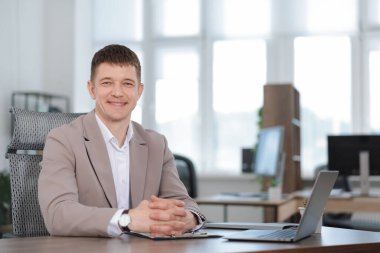 Ofisteki masadaki yakışıklı adamın portresi. Metin için boşluk