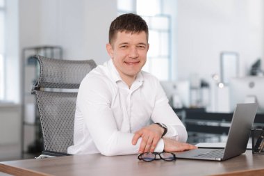 Ofisteki yakışıklı adamın portresi.