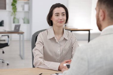 Aday ve adayın ofiste iş görüşmesi var.