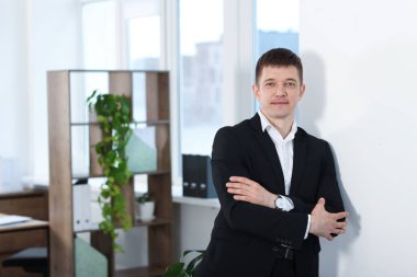 Yakışıklı, orta yaşlı bir adamın portresi. Metin için boşluk