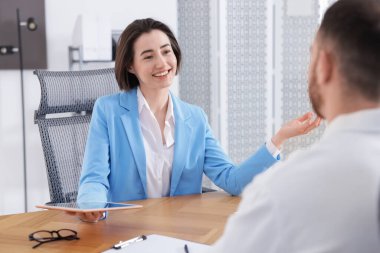 Aday ve adayın ofiste iş görüşmesi var.