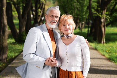 Sevgili son sınıf çiftimiz parkta birlikte vakit geçiriyorlar.