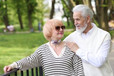 Sevgili son sınıf çiftimiz parkta birlikte vakit geçiriyorlar.