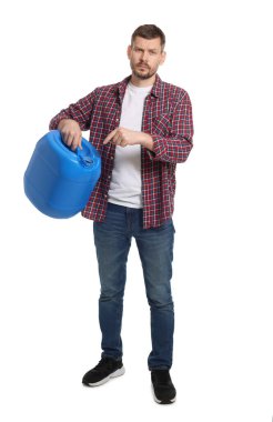 Beyaz arka planda plastik kutu tutan adam.