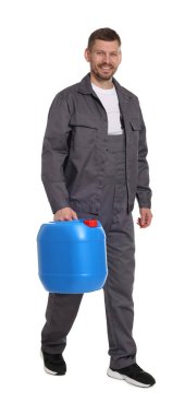 Beyaz arka planda plastik kutu tutan adam.