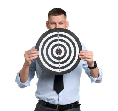 Hedef alınıyor. Beyaz arka planda dart tahtası olan adam