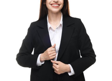 Beyaz arka planda takım elbiseli kadın, yakın plan.