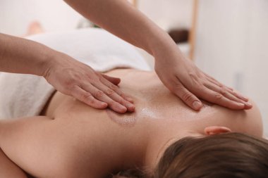 Fincan terapisi. Kadın spa salonunda profesyonel masaj yaptırıyor, yakın plan.