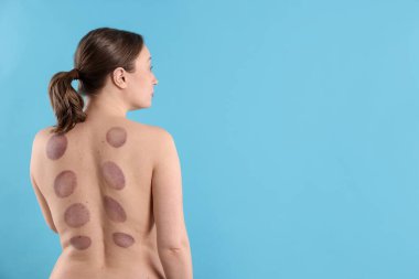 Açık mavi arkaplanda terapi sonrası kadın, metin için boşluk