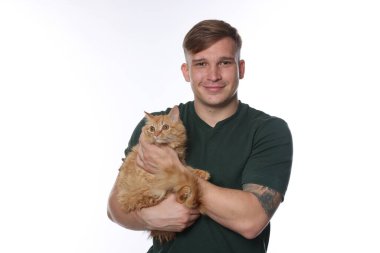 Beyaz arka planda sevimli kızıl kedisi olan adam.