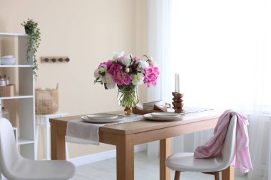 Yemek odasında şakayık demeti olan güzel bir masa. İç tasarım