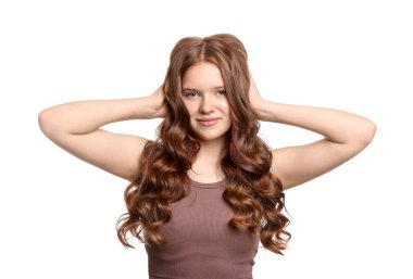 Beyaz arka planda sağlıklı dalgalı saçlı güzel bir genç kızın portresi.